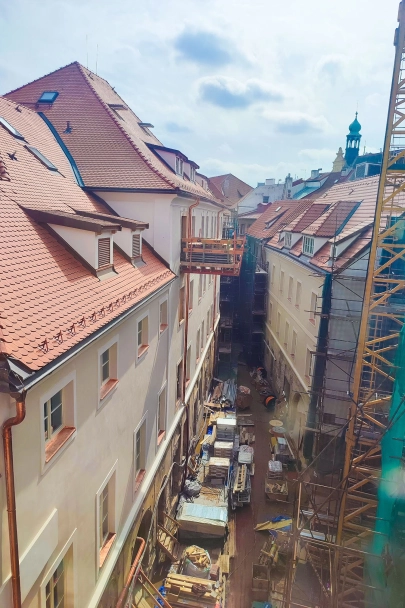Výstavba Hotelu U Sixtů na Staroměstském náměstí pokračuje podle plánu
