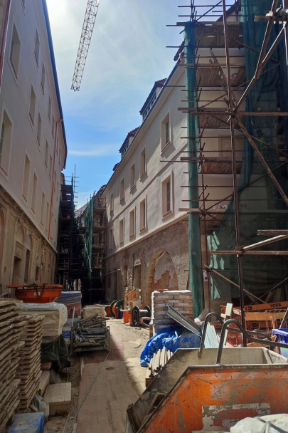 Rekonstrukce Hotelu U Sixtů na Staroměstském náměstí pokračuje