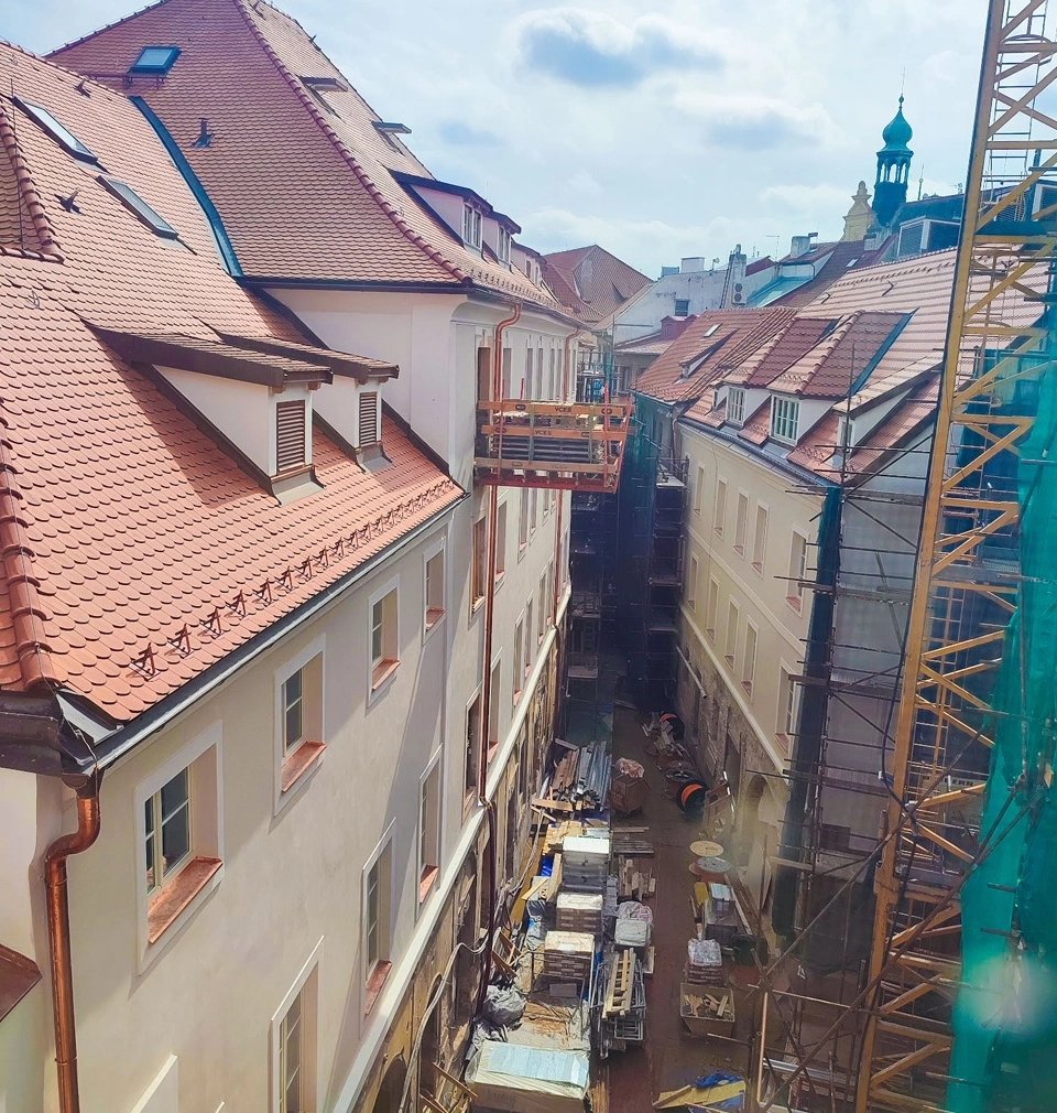 Výstavba Hotelu U Sixtů na Staroměstském náměstí pokračuje podle plánu