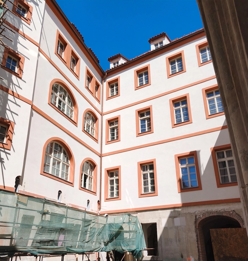 Rekonstrukce Hotelu U Sixtů na Staroměstském náměstí pokračuje podle plánu